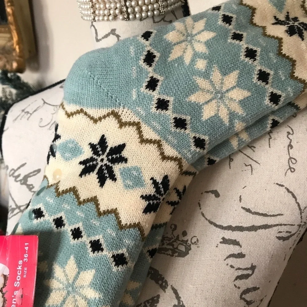 Women’s Snowflake Fuzzy Warm Socks NWT